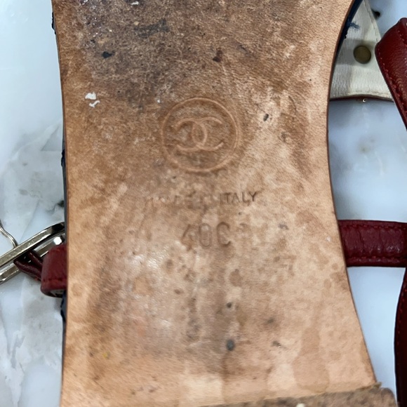 Chanel sandals. Authentic. Navy blue quilted base. Dark red/maroon strap - Picture 5 of 12